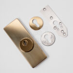 ESCUDO LATON ALTA SEGURIDAD PLACA 1 Seguridad Cerrajeros Madrid